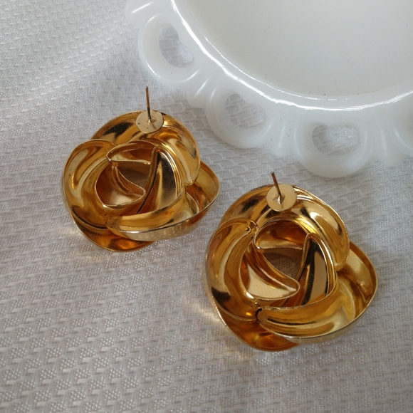 Vintage 80s Gold Tone Love Knot Earrings, Gaudy & Glorious, Retro & Wonderful, C - Picture 5 of 7